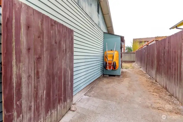 Easy access to wood storage and great space to store garbage, yard waste recepticles!