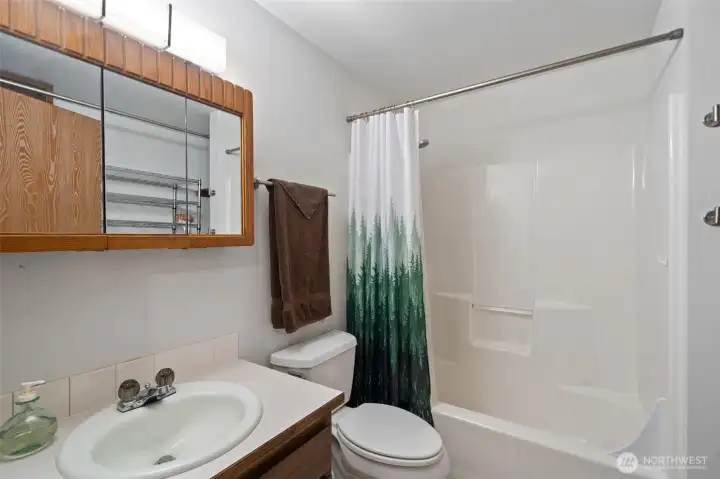 Full bath w/W/D hookups between 2 bedrooms
