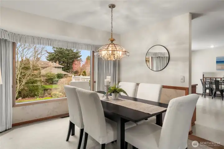 Dining room w/bay window