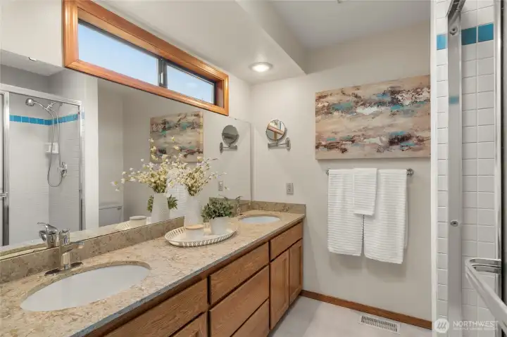 Pirmary 3/4 ensuite   w/dual sinks, skylight & shower