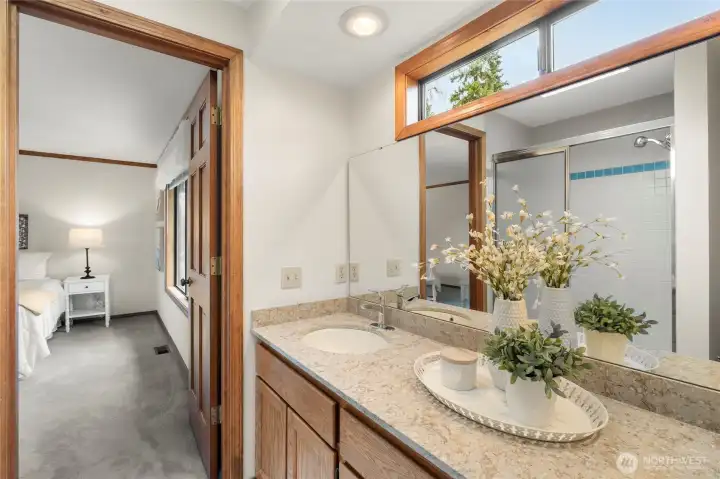 Primary 3/4 ensuite w/skylight