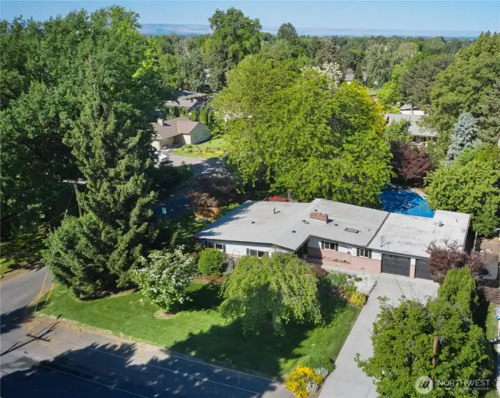 Large corner lot with mature landscaping. Large corner lot with mature landscaping.