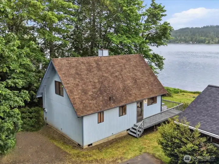Lovely Waterfront Retreat Lovely Waterfront Retreat