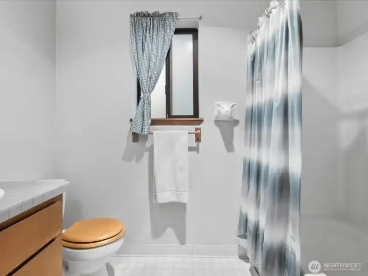 1 Full Bath 1 Full Bath