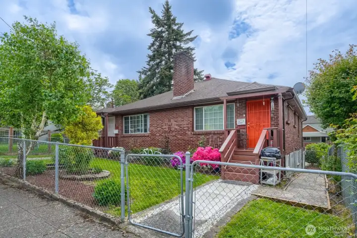 Well-mainteined Seattle Triplex combining location, functionality and long term investment appeal.