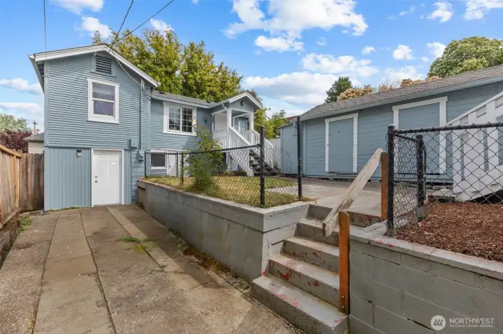 Entry to Unit 2 and Storage unit on right. Entry to Unit 2 and Storage unit on right.
