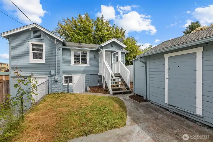 Entry to Unit 2 and Storage unit on right. Entry to Unit 2 and Storage unit on right.