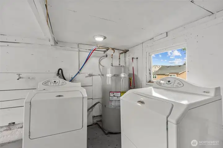 Shared laundry room Shared laundry room