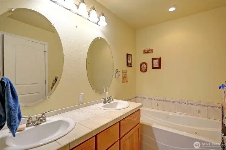 Duel vanity sink located in the primary ensuite.