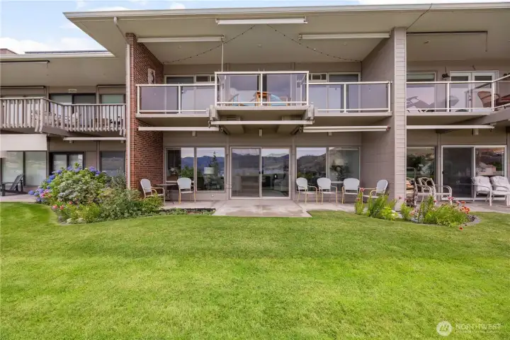 Ground level Condo in the heart of one of the quietest neighborhoods. Ample patio along with an HOA maintained lawn, adds to this an ideal location. Ground level Condo in the heart of one of the quietest neighborhoods. Ample patio along with an HOA maintained lawn, adds to this an ideal location.