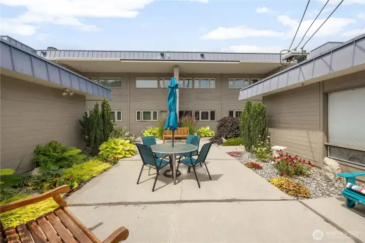 Common area Courtyard, great for morning coffee or neighborly interactions. Common area Courtyard, great for morning coffee or neighborly interactions.
