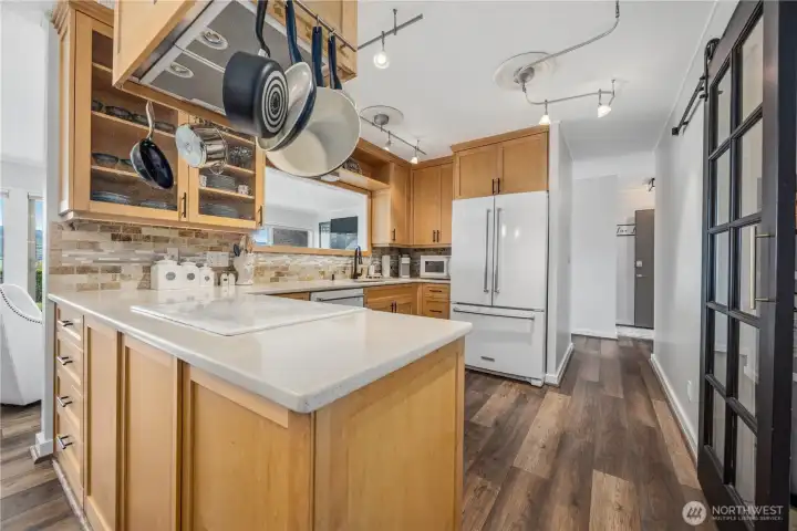 Walk in and turn to the left and you are in the kitchen... Walk in and turn to the left and you are in the kitchen...
