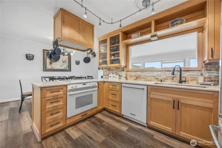 Spacious and very workable kitchen with lots of cabinets and granite counter tops. The cut out over the sink area opens into the living room and brings in the Lake view! Spacious and very workable kitchen with lots of cabinets and granite counter tops. The cut out over the sink area opens into the living room and brings in the Lake view!