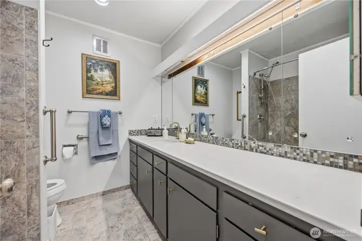 Main Bathroom with walkin shower. Main Bathroom with walkin shower.