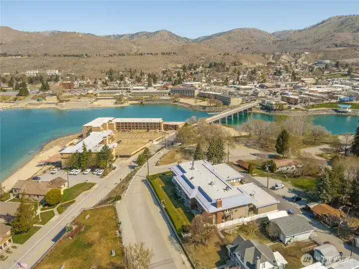 Pingrey Park sits opposite the condo complex which is in walking distance to Downtown Chelan and Riverwalk park. Pingrey Park sits opposite the condo complex which is in walking distance to Downtown Chelan and Riverwalk park.