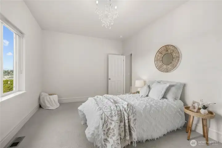 The upper level features two generously sized guest bedrooms, offering flexible space for family menbers, a home office, or a private fitness area.