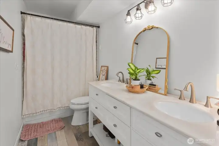 Tastefully updated lower-level full bathroom. Tastefully updated lower-level full bathroom.