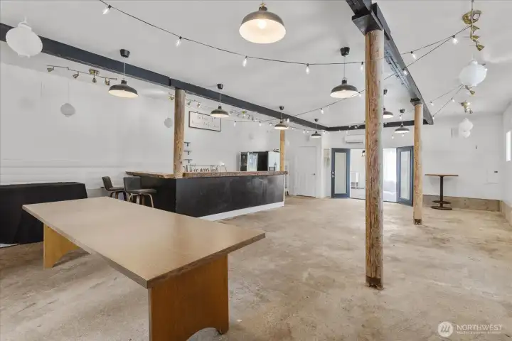 Indoor area with built-in bar area, perfect for large gatherings! Indoor area with built-in bar area, perfect for large gatherings!