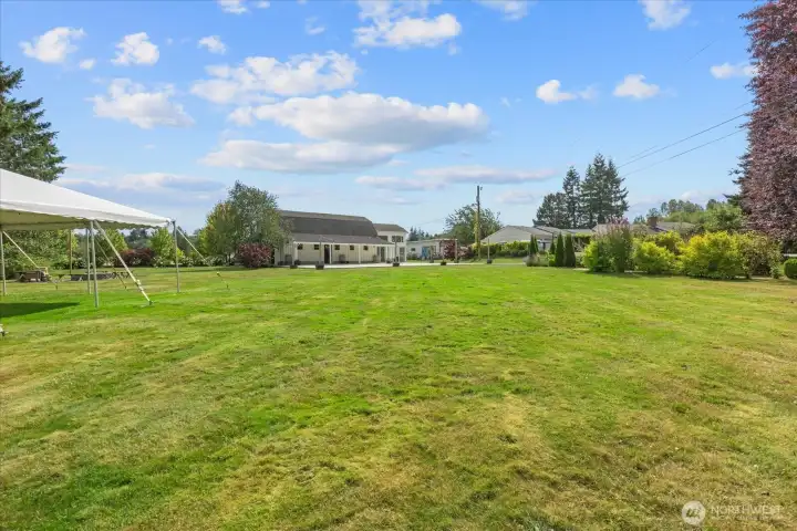 Additional entertaining space! Additional entertaining space!
