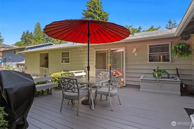 Back deck, great for BBQing & entertaining guests, or relax and unwind in this peaceful setting.