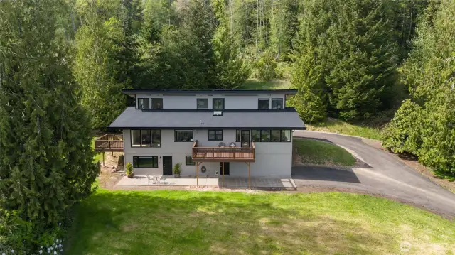 Deck/Windows face South towards the Columbia River