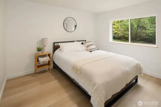Bedroom w Queen Setup