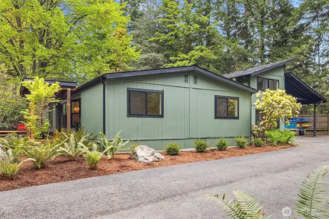Driveway w House and Garage,Shop,Studio, and CarPort