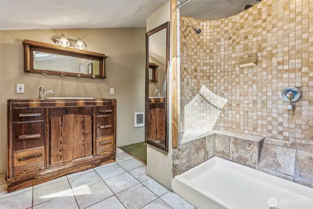 Primary en-suite bathroom