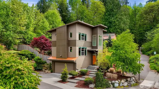 Unbeatable Location - just steps from the North Entrance Galbraith Mountain Park trailhead.