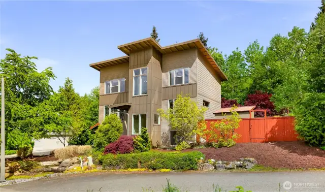 Tucked away in nature in the Hannah Creek Neighborhood, but centrally located just minutes from downtown Bellingham, Whole Foods, Fred Meyer, sports fields, Lafeens Donuts, Lake Whatcom, parks, etc.