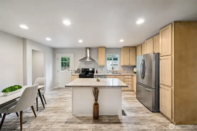 Kitchen with Breakfast Bar and Dining Area