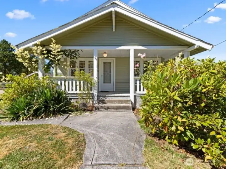 country craftsman covered front porch