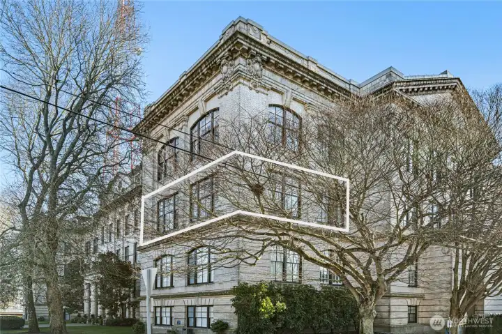 Corner unit amongst the trees