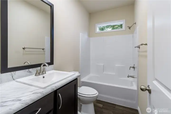 Main bathroom tub/shower