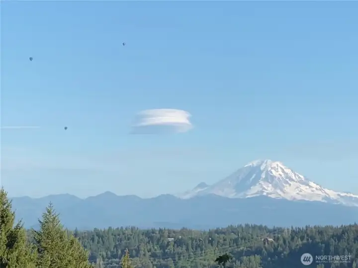 Hot air balloons give a show in the mornings and evenings in spring and summer
