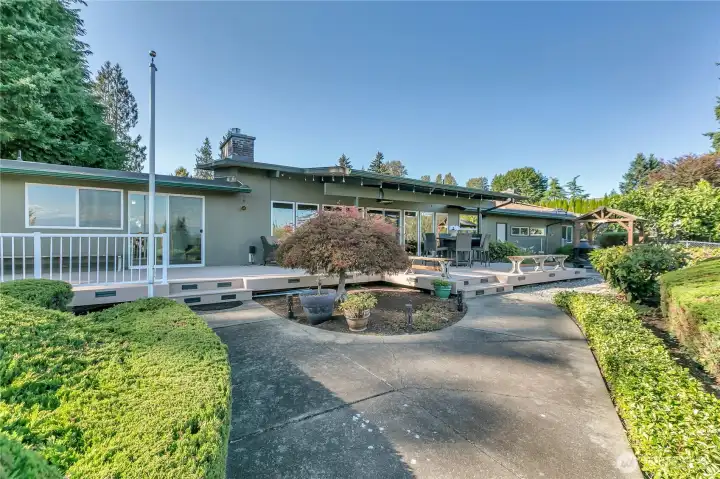 Expansive Back deck and entertainment space