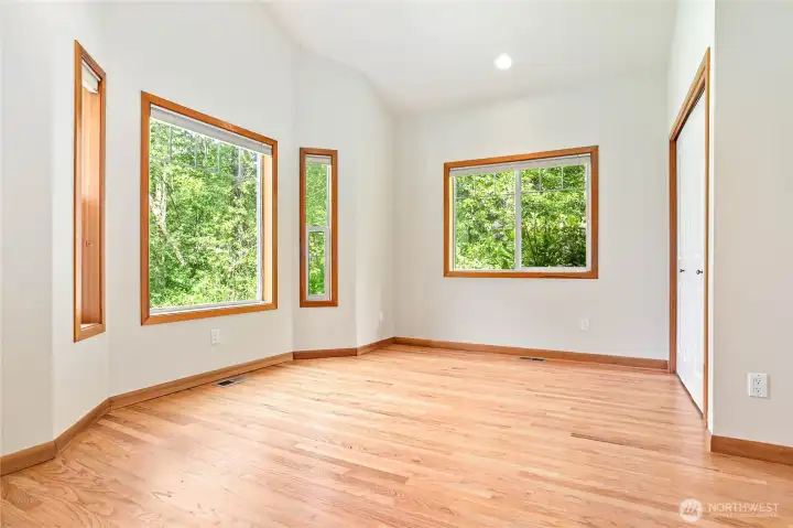 Office/Den or convert to a 4th Bedroom (There is a closet) Office/Den or convert to a 4th Bedroom (There is a closet)