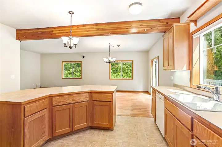 Kitchen flowing to the large Living Room and Dining area. sliding door out to the back deck and yard on the right. Kitchen flowing to the large Living Room and Dining area. sliding door out to the back deck and yard on the right.
