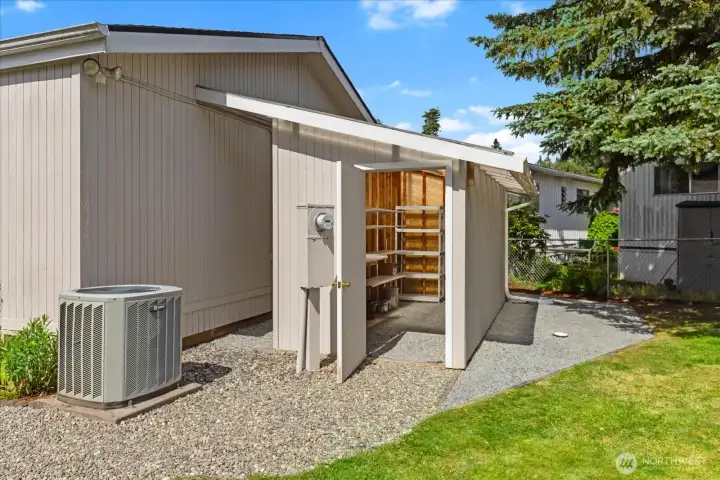 Dry garden shed with electricity, perfect for additional storage.
