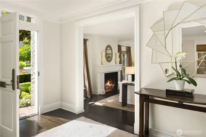 Bright, open sightlines create an inviting transition into the home's thoughtfully designed living spaces. Bright, open sightlines create an inviting transition into the home's thoughtfully designed living spaces.