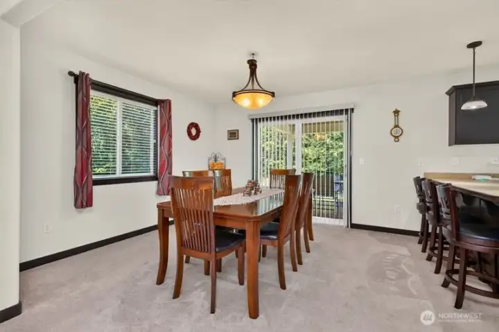 Dining room, perfect for entertaining.