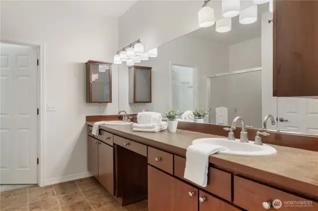 Primary bath w/separate WC