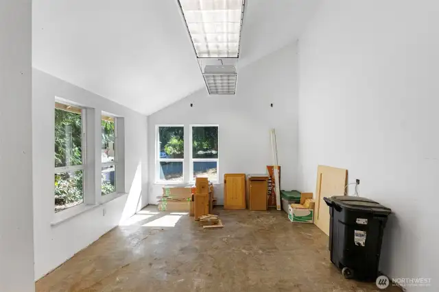 The shop is divided in two parts. This side was designed for a studio.