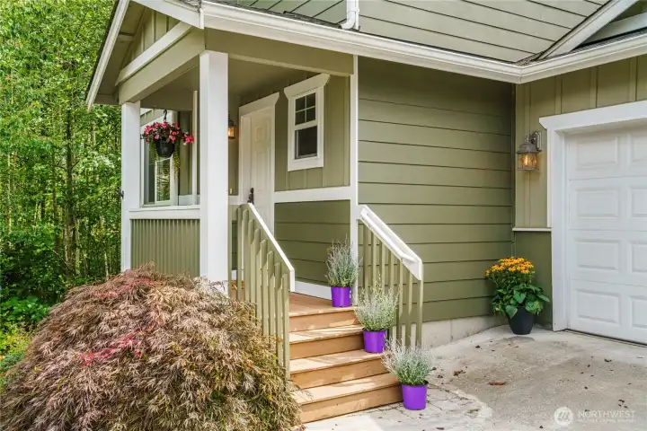 Cute, covered front porch!