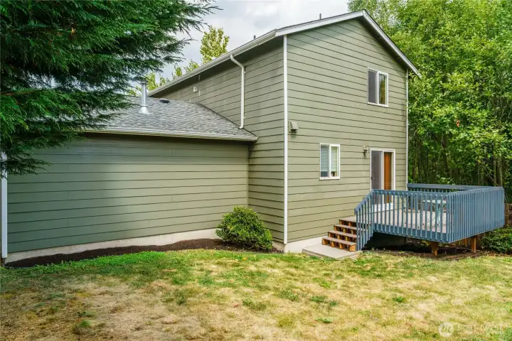 New deck, steps and pad! The deck is freshly painted for your enjoyment.