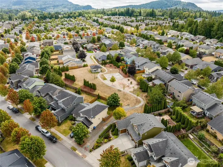 Fantastic neighborhood, easy access to HWY 9 or I-5