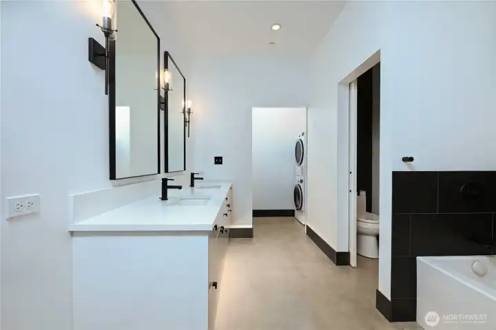 Primary bathroom (Full) & washroom