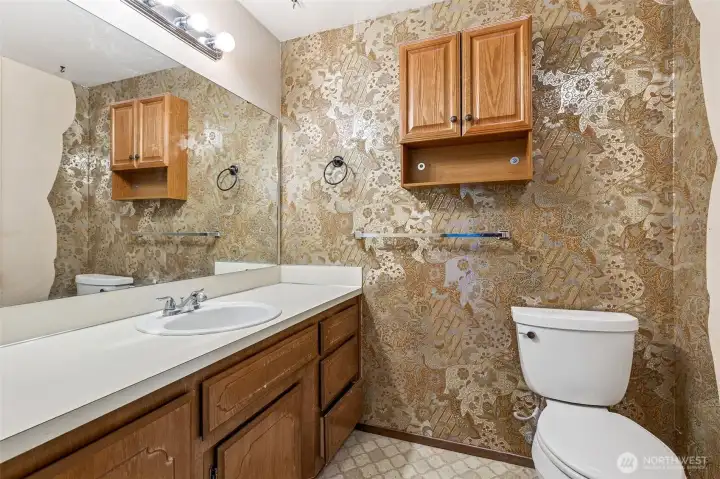 Primary ensuite 3/4 bath.