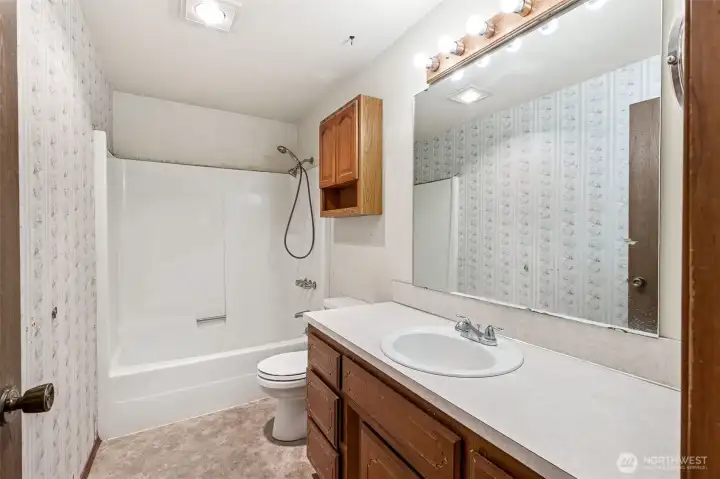 Full Kids/Guest bath.