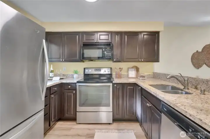 Bright kitchen and Grant counter tops all stainless steel appliances stay